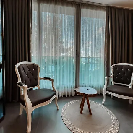 Ivy Sailing Hotel